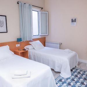 Zimmer mit zwei Einzelbetten für Gäste mit Behinderungen